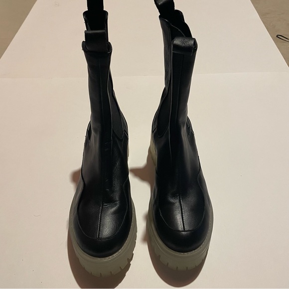 ASOS DESIGN Admire premium leather chunky chelsea boots in black and clear - Picture 3 of 10